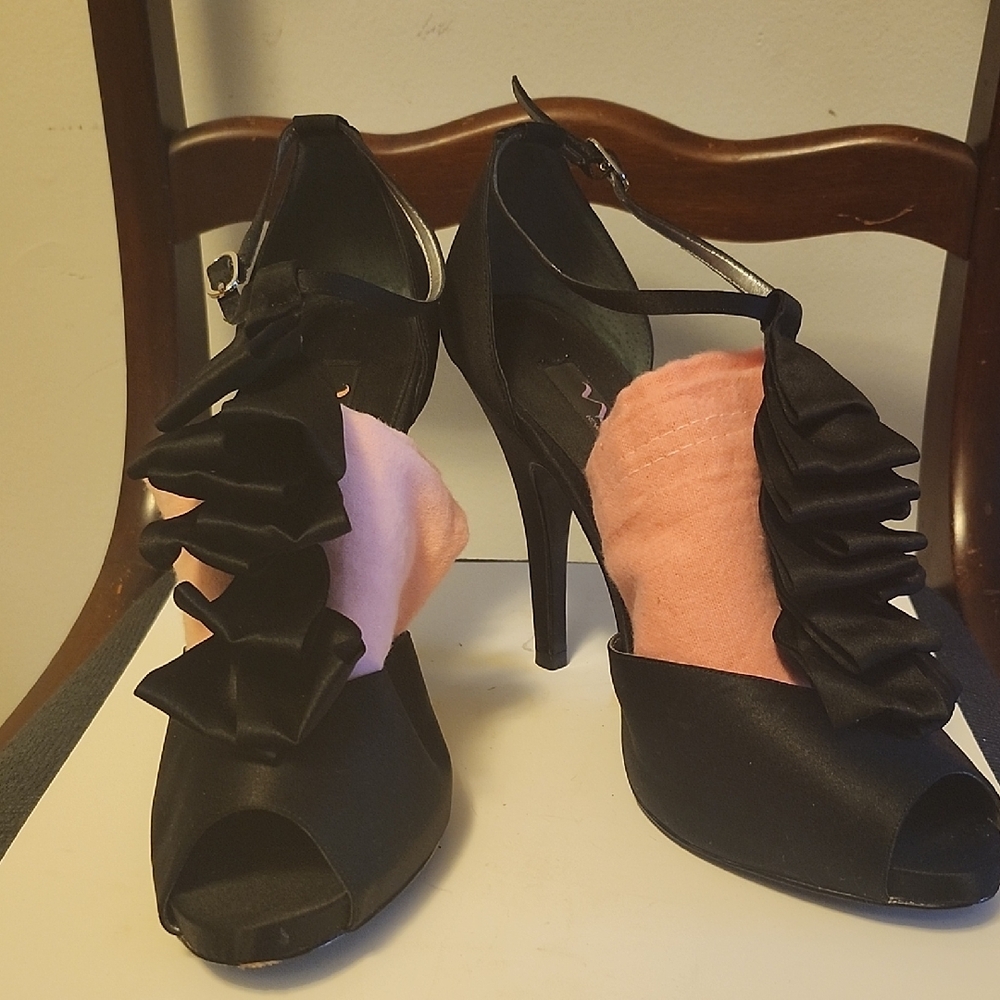 Nina Elegant Black 4" Ruffle Heels Size 10